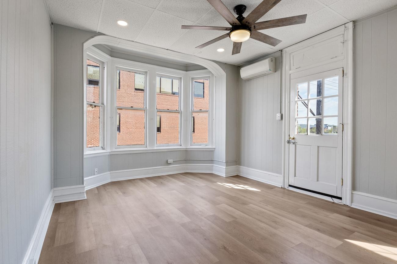 Bay-window sunroom